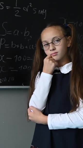 Écolière Caucasienne Dans Des Lunettes Tient Penser Tableau Noir Souvient — Video