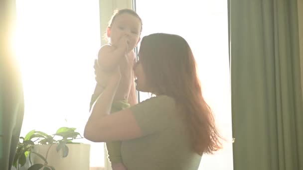 Eine Kaukasische Frau Küsst Und Hebt Zärtlich Ihren Neugeborenen Sohn — Stockvideo