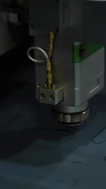 CNC makinesi. Metal lazer kesimi. Kıvılcım. Dikey video