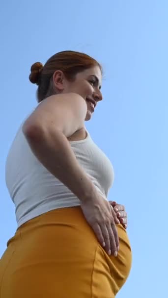 Pionowe Wideo 360 Stopni Szczęśliwy Biały Ciężarna Kobieta Patrząc Kamera — Wideo stockowe
