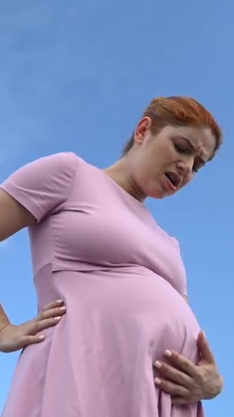 Vertical Video 360 Degrees Caucasian Pregnant Woman Suffering Pain While — Stock Video