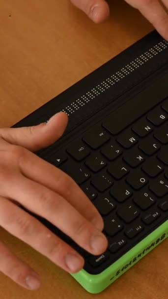 Egy Vak Ember Egy Számítógépet Használ Braille Kijelzővel Egy Számítógép — Stock videók