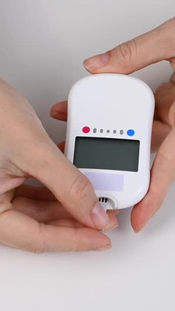 Женщина Измеряет Уровень Сахара Крови Глюкометром Вертикальное Видео — стоковое видео