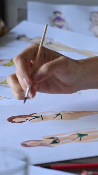 Ansiktslös Kvinna Ritar Skisser Badkläder Närbild Modeskapare Händer Vertikal Video — Stockvideo