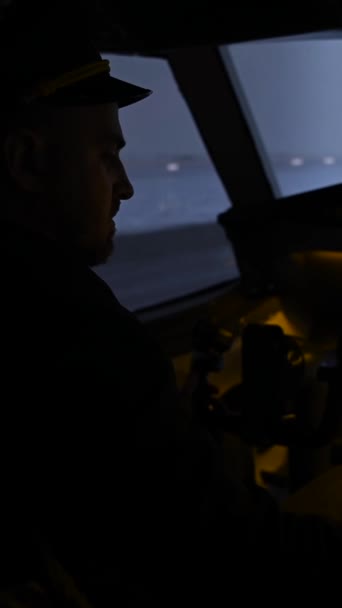 男は飛行機シミュレーターのパイロットになるために勉強しています 飛行機は出発する バーティカルビデオ — ストック動画