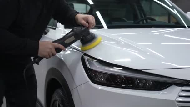 Механик Полирует Поверхность Капота Белого Автомобиля Ремонт Тела — стоковое видео