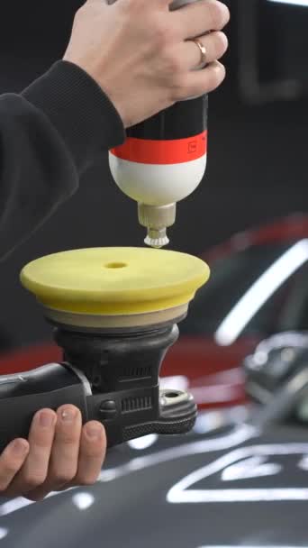 Майстер Застосовує Спеціальний Склад Пристрою Полірування Поверхні Кузова Автомобіля Вертикальне — стокове відео