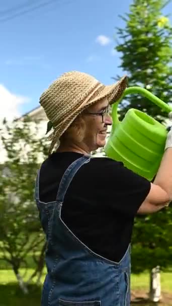 Video 360 Derajat Seorang Wanita Tua Menyirami Taman Dengan Kaleng — Stok Video
