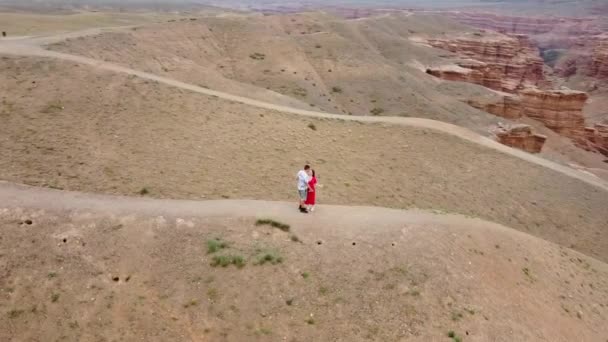 Video Drone Dari Pasangan Berpelukan Dan Berdiri Tengah Tengah Charyn — Stok Video