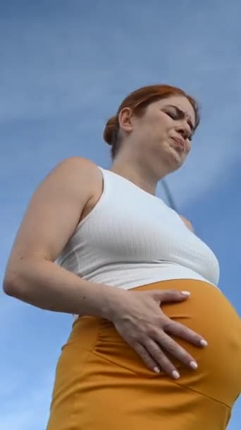 Pionowe Wideo 360 Stopni Kobieta Ciąży Rasy Kaukaskiej Cierpiąca Powodu — Wideo stockowe