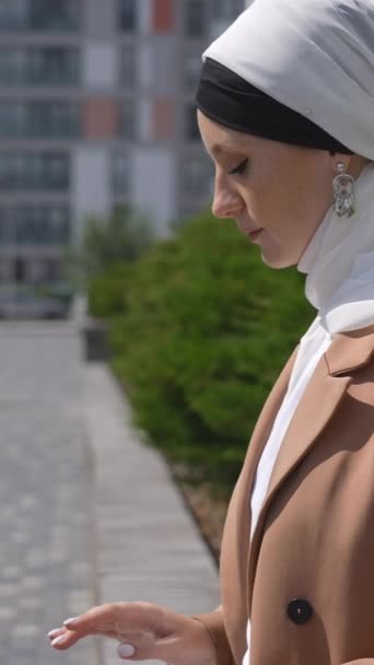 Una Joven Vestida Con Hiyab Sienta Banco Trabaja Una Computadora — Vídeos de Stock