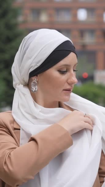 Portrét Mladé Modrooké Ženy Jak Venku Upravuje Hidžáb Svislé Video — Stock video