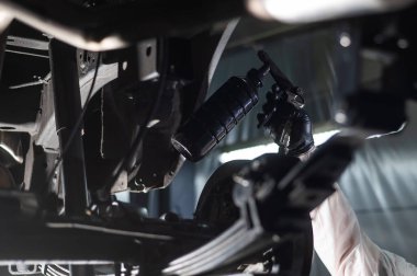 Üstat arabanın altına korozyon önleyici sprey sıkmış.