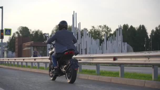 Rückansicht Eines Kaukasischen Mannes Auf Einem Elektro Motorrad — Stockvideo