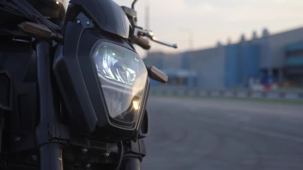Elektrikli Bir Motosikletin Parlayan Farının Yakın Çekimi Elektrikli Scooter Kullanan — Stok video