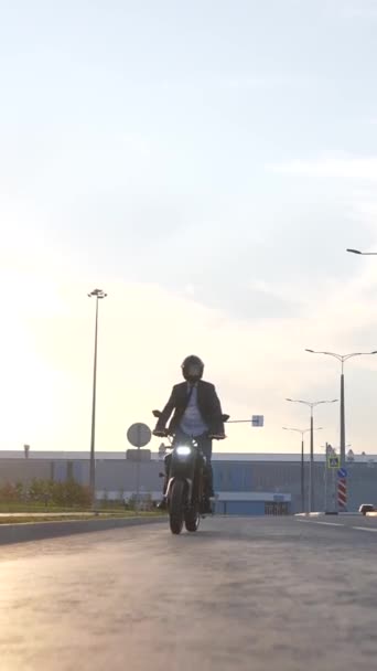 Een Blanke Man Rijdt Een Elektrische Motor Terwijl Hij Rechte — Stockvideo