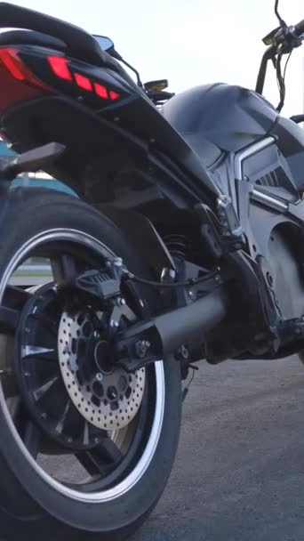 Motocicleta Elétrica Estacionada Livre Câmera Movimento Vídeo Vertical — Vídeo de Stock