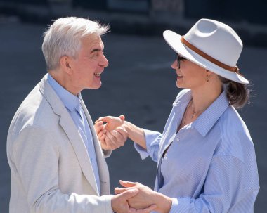 Yürüyüşe çıkmış yaşlı ve şık bir çift. Olgun insanların romantik ilişkileri