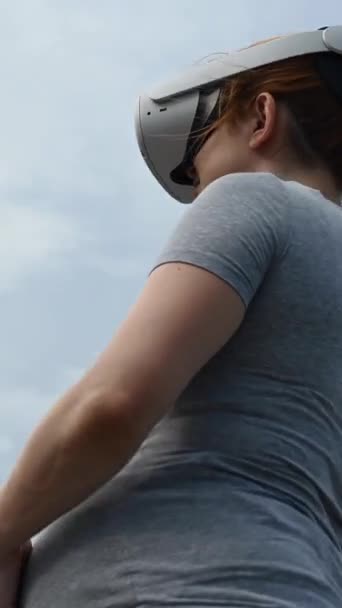 임산부는 야외에서 가상현실 헬멧을 벗어납니다 비디오 360 — 비디오