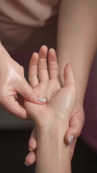 Masażystka Masuje Dłonie Klientów Zbliżenie Rąk Podczas Zabiegu Spa Zdjęcie — Wideo stockowe