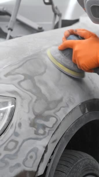 机械师用机器在车体上打磨油灰 车祸后的修理垂直录像 — 图库视频影像