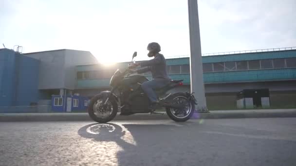 Kaukasier Fährt Auf Einem Elektromotorrad Zeitlupe — Stockvideo