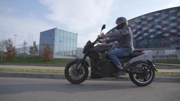 Kaukasier Fährt Mit Elektromotorrad Modernem Gebäude Vorbei — Stockvideo