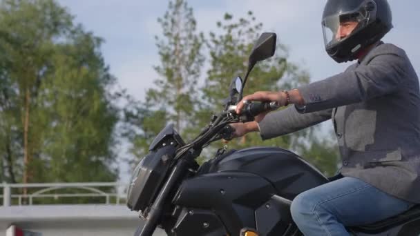 Biały Mężczyzna Jeździ Motocyklu Elektrycznym — Wideo stockowe