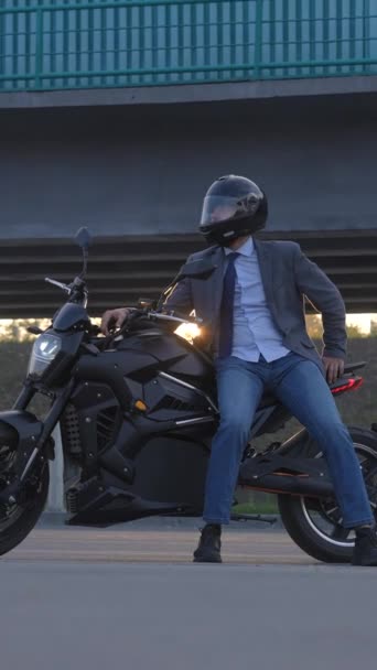 Hombre Caucásico Casco Monta Una Motocicleta Eléctrica — Vídeo de stock