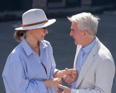 Yürüyüşe çıkmış yaşlı ve şık bir çift. Olgun insanların romantik ilişkileri