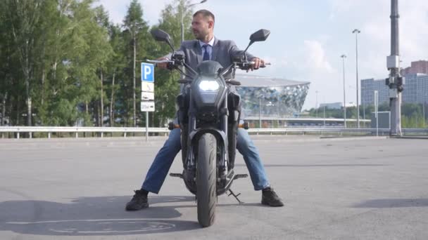 电单车前照灯的特写 驾驶电动车的白人男子 — 图库视频影像