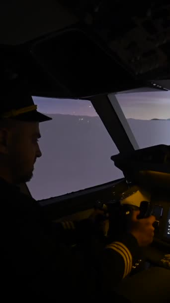 Een Man Studeert Piloot Worden Een Vliegtuigsimulator Verticale Video — Stockvideo