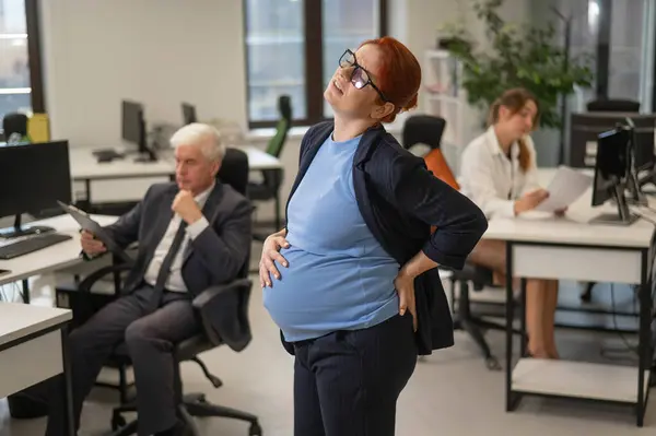 Ciężarna Kobieta Cierpi Powodu Bólu Trzyma Brzuch Stojąc Środku Biura — Zdjęcie stockowe