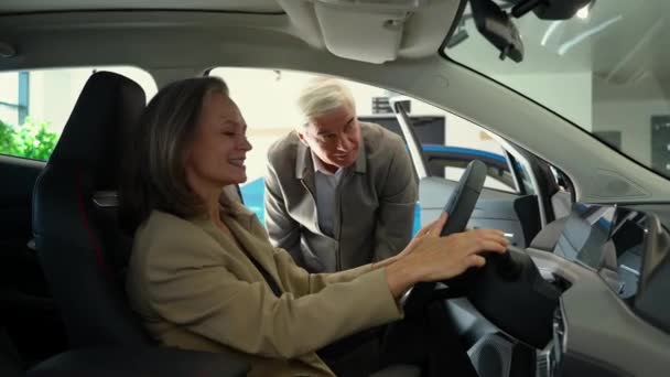 Couple Âgé Choisit Une Nouvelle Voiture Chez Concessionnaire Automobile Femme — Video