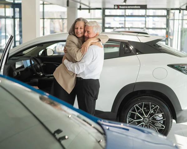 Starší Běloši Objímají Starší Muž Žena Kupující Nové Auto — Stock fotografie