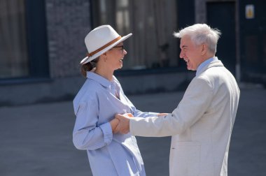 Yürüyüşe çıkmış yaşlı ve şık bir çift. Olgun insanların romantik ilişkileri