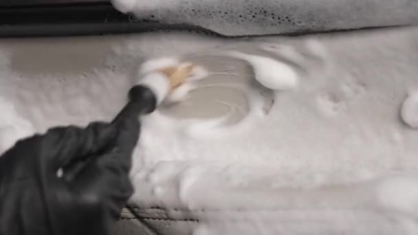 Ένας Άντρας Καθαρίζει Εσωτερικό Ενός Αυτοκινήτου Αφρό Και Βούρτσα Καθάρισε — Αρχείο Βίντεο