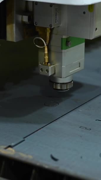 Maszyna Cnc Cięcie Laserowe Metalu Pionowe Wideo — Wideo stockowe