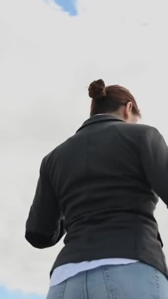 感情的なビジネス女性は屋外で喜びます 縦ビデオ 360度 — ストック動画