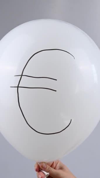 Een Vrouw Houdt Een Leeglopende Witte Ballon Vast Met Het — Stockvideo