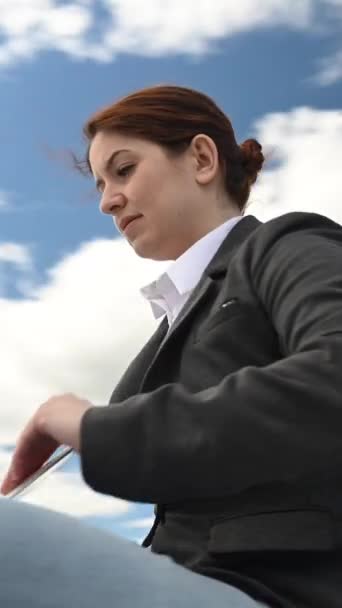 Une Femme Affaires Assoit Ouvre Ordinateur Portable Commence Taper Extérieur — Video