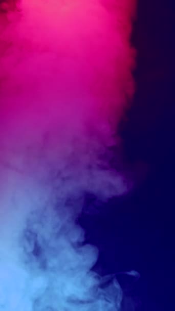Rood Blauwe Rook Een Zwarte Achtergrond Verticale Video — Stockvideo