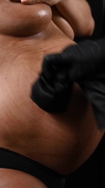 Usta hamile bir kadının karnından bez parçasıyla anında bronzlaşır. Dikey video