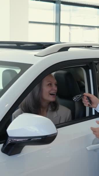 Olgun Beyaz Bir Kadın Yeni Bir Arabada Oturur Yaşlı Bir — Stok video
