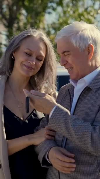 Mature Couple Caucasien Debout Près Leur Nouvelle Voiture Extérieur Homme — Video