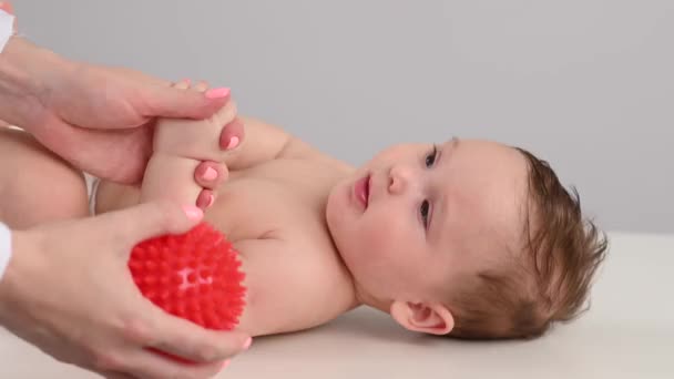 Médico Bebê Uma Massagem Braço Usando Uma Bola — Vídeo de Stock