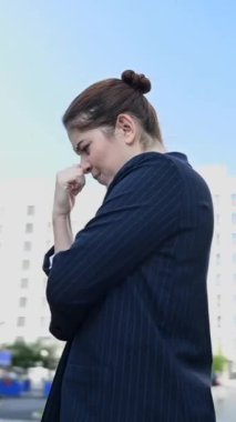 Video 360 derece. Açık havada beyaz bir iş kadınının aklına bir fikir geliyor. Dikey video