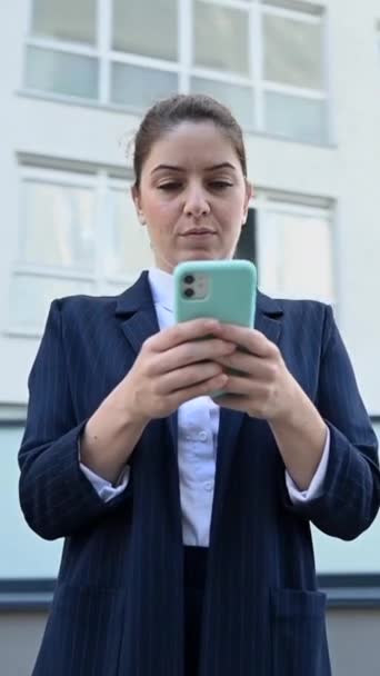 Video 360 Stupňů Běloška Dívá Smartphone Začne Smát Venku Svislé — Stock video