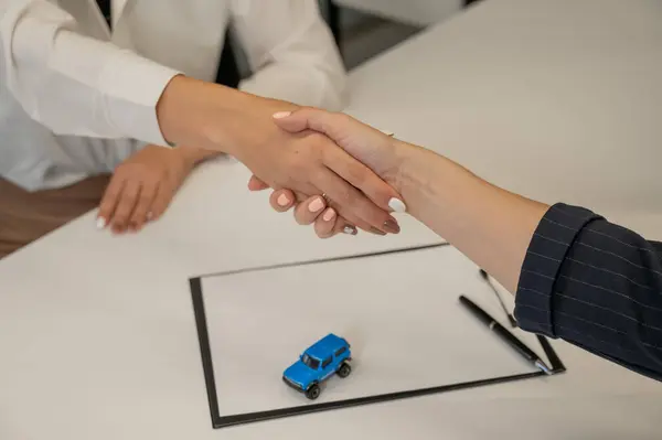 汽车购买交易 卖方和女性买方握手 — 图库照片