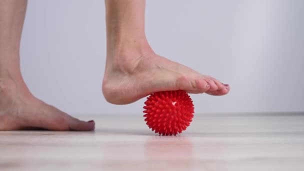 Close Womans Foot Pijat Ball Sppikes — Stok Video
